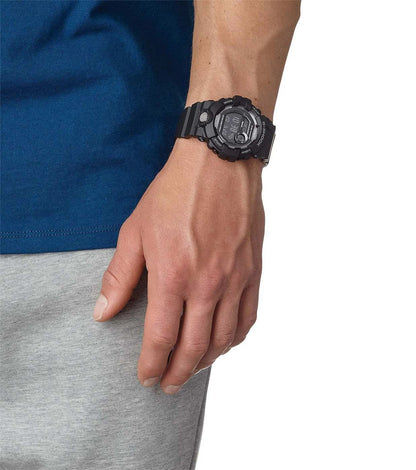 Casio G-Shock herrklocka på handleden med mörkt hölje och sportarmband