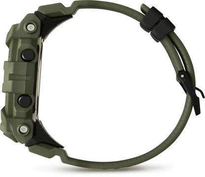 Digital herrklocka sedd från sidan med grönt boett och gummiband