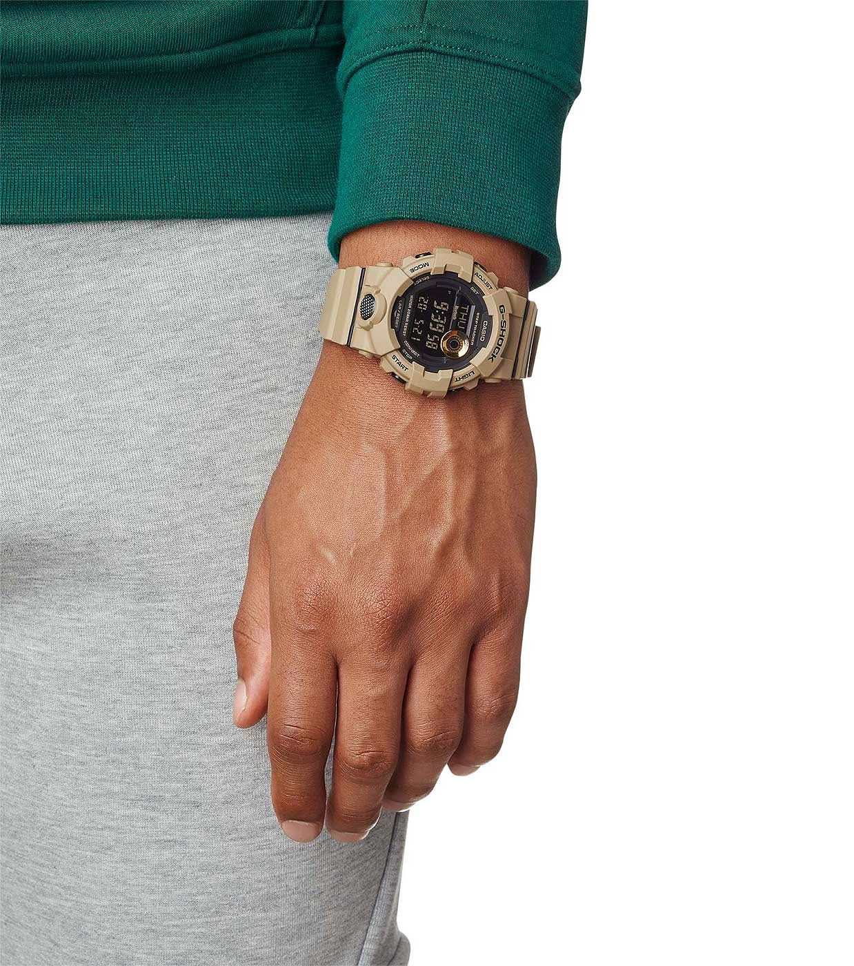 Casio G-Shock herrklocka på handleden, beige boett med mörk display