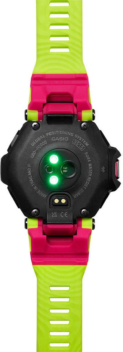 Casio G-Shock herrklocka: Närbild av baksidan med gröna lysdioder, grönt och rosa band