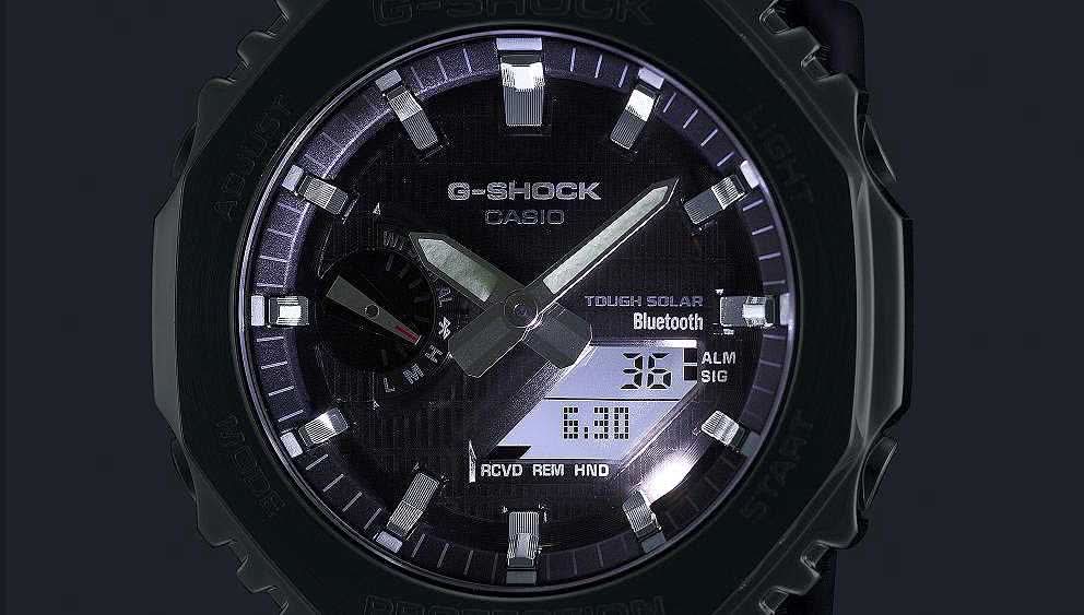 Casio G-Shock herrklocka närbild: svart urtavla, stållook och svart boett
