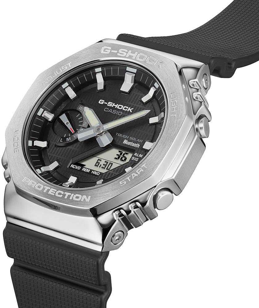Casio G-Shock herrklocka med stålboett och svart armband, synliga sidoknappar
