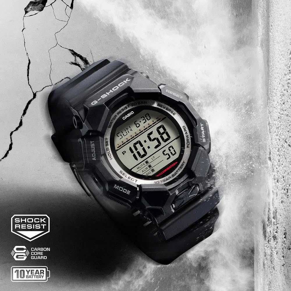 G-Shock herrklocka med digital display, svart boett med texten "Shock Resist"