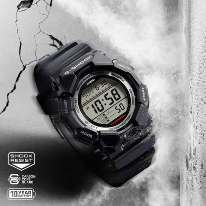 G-Shock herrklocka med digital display, svart boett med texten "Shock Resist"