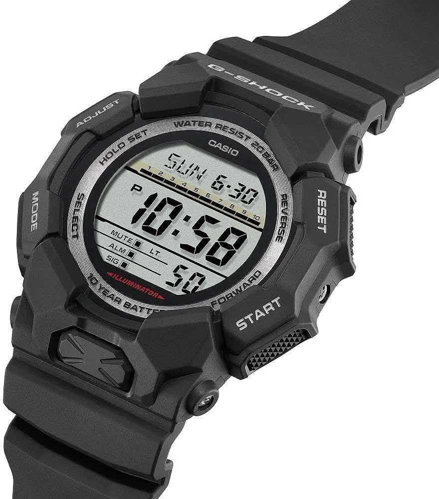 Digital G-Shock herrklocka sedd från sidan, display med siffror och knappar på boettens kant