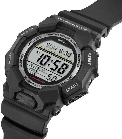 Digital G-Shock herrklocka sedd från sidan, display med siffror och knappar på boettens kant