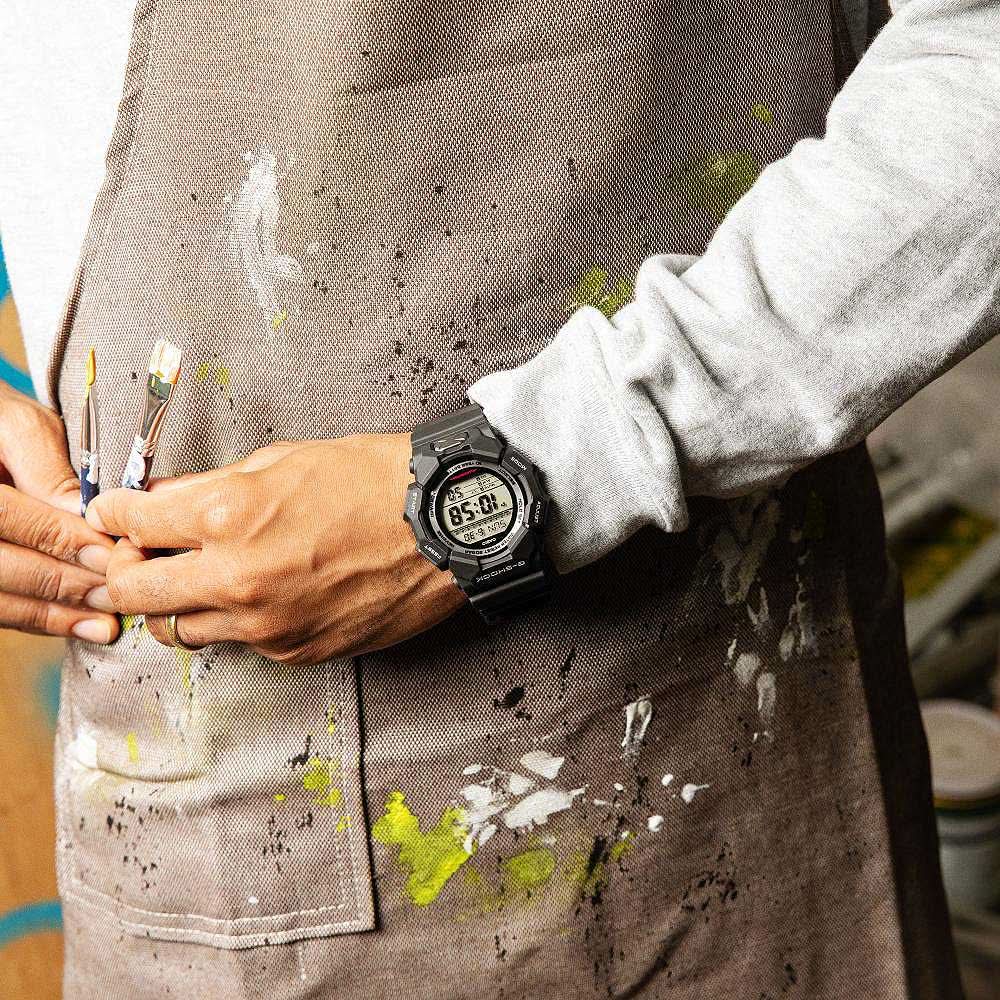 "Digital G-Shock herrklocka på handleden, svart plastarmband med digital display"