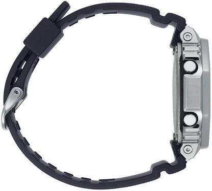 Herrklocka-armbandsvy: svart band med metallboett på höger sida.