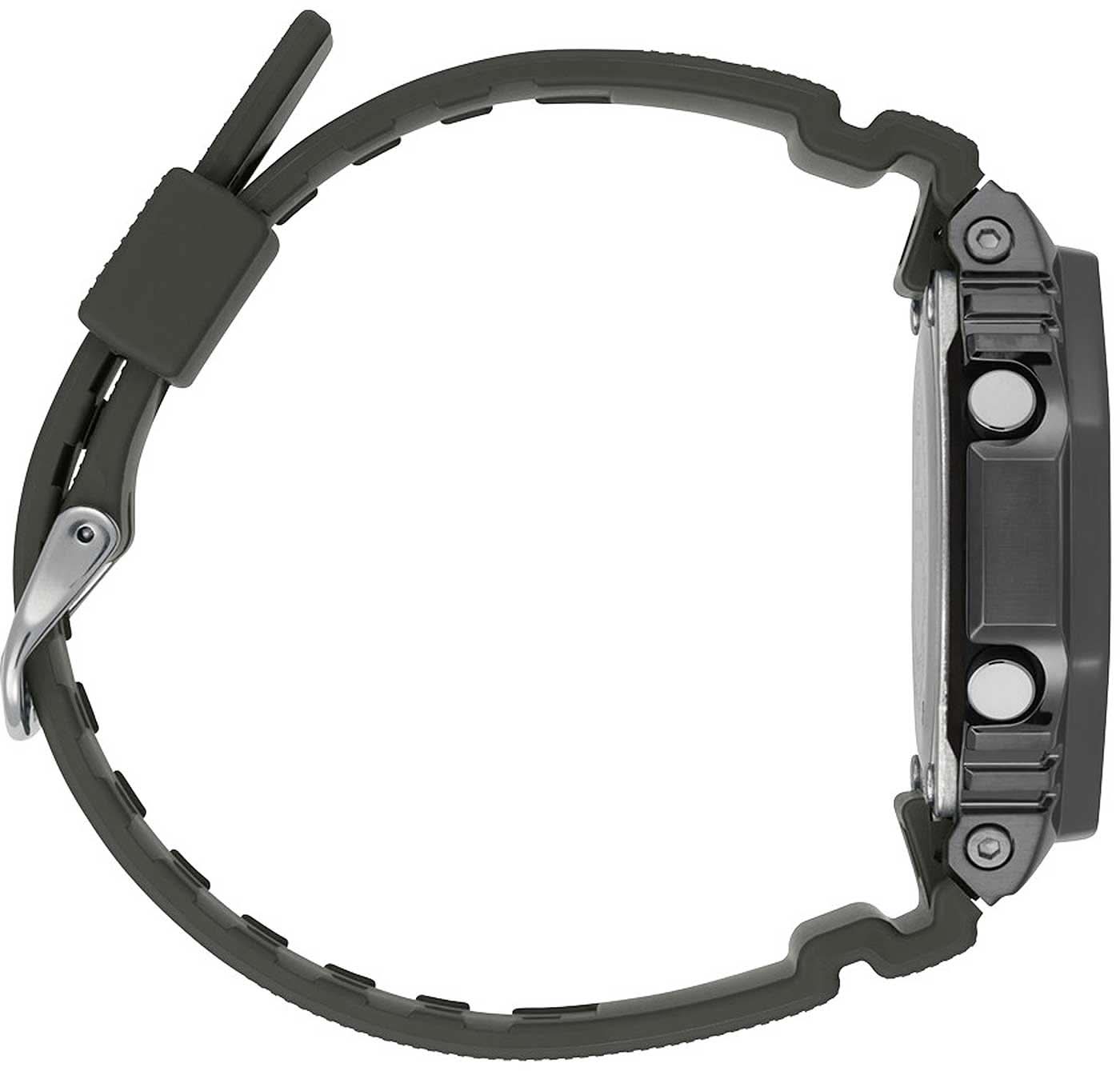 Herrklocka armbandsvy: svart boett med metalldetaljer och perforerat silikonband.