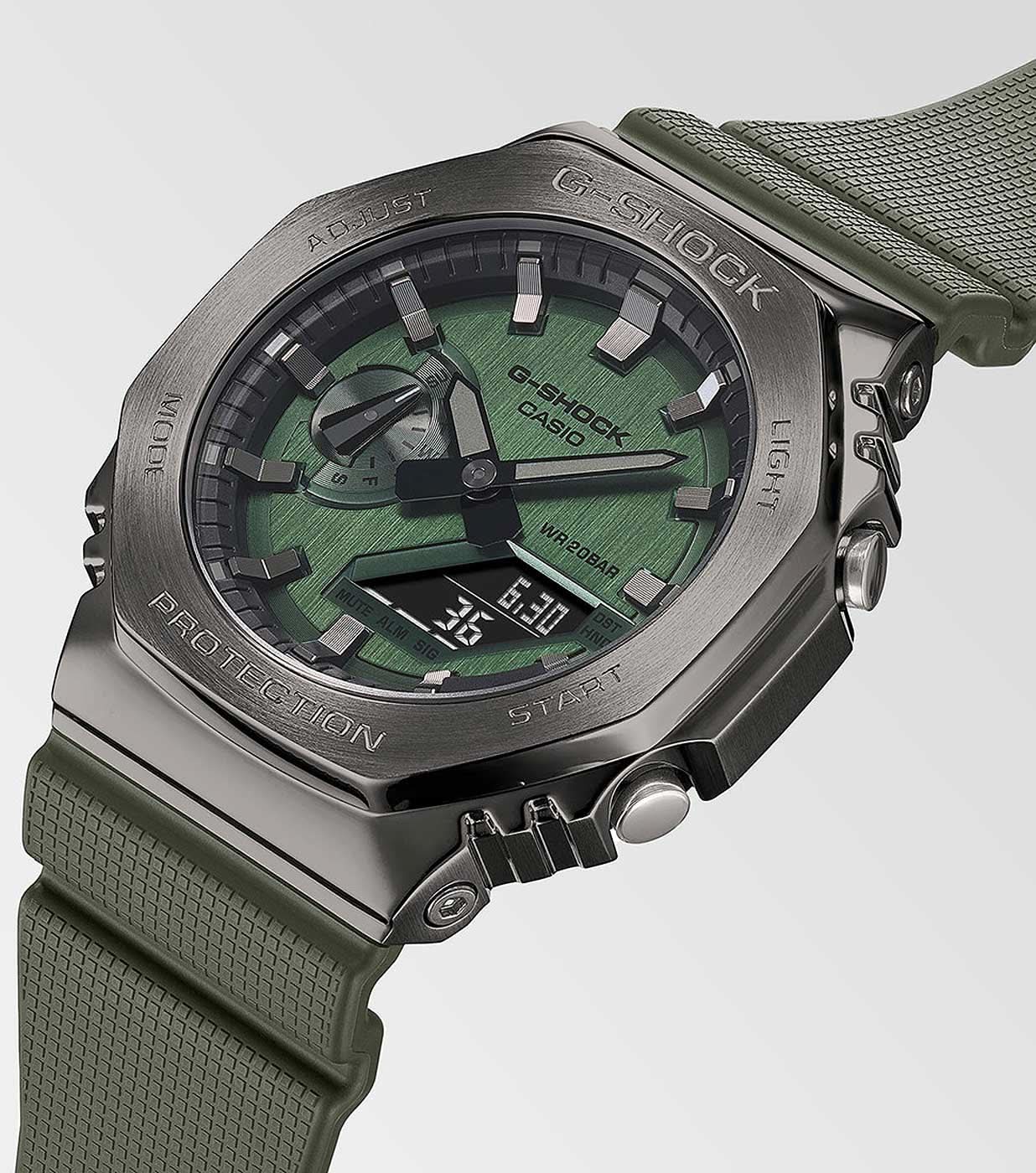 Herrklocka snett framifrån: grön urtavla, robust boettring, grönt silikonarmband, display.