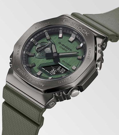 Herrklocka snett framifrån: grön urtavla, robust boettring, grönt silikonarmband, display.