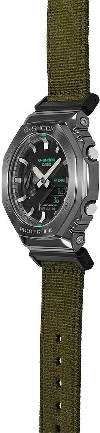 Casio G-Shock herrklocka sedd från sidan, grå boett, svart urtavla, grönt textilarmband.