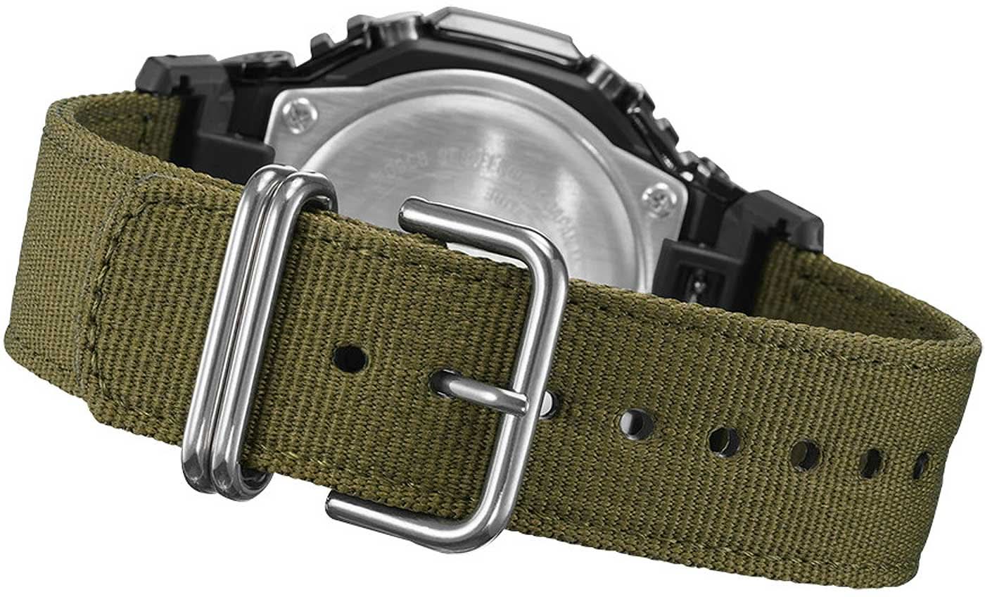 Casio G-Shock armband med grönt textilband och silverfärgat stiftspänne, svarta hållare.