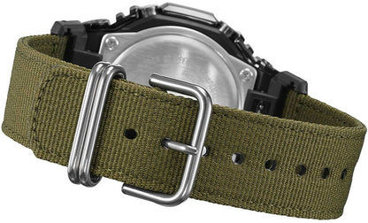 Casio G-Shock armband med grönt textilband och silverfärgat stiftspänne, svarta hållare.