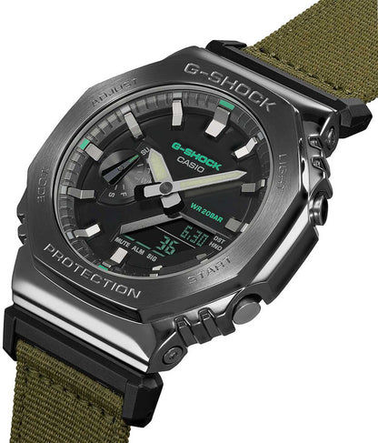 Casio G-Shock herrklocka med antracitfärgat hölje, grönt textilarmband och svart urtavla.