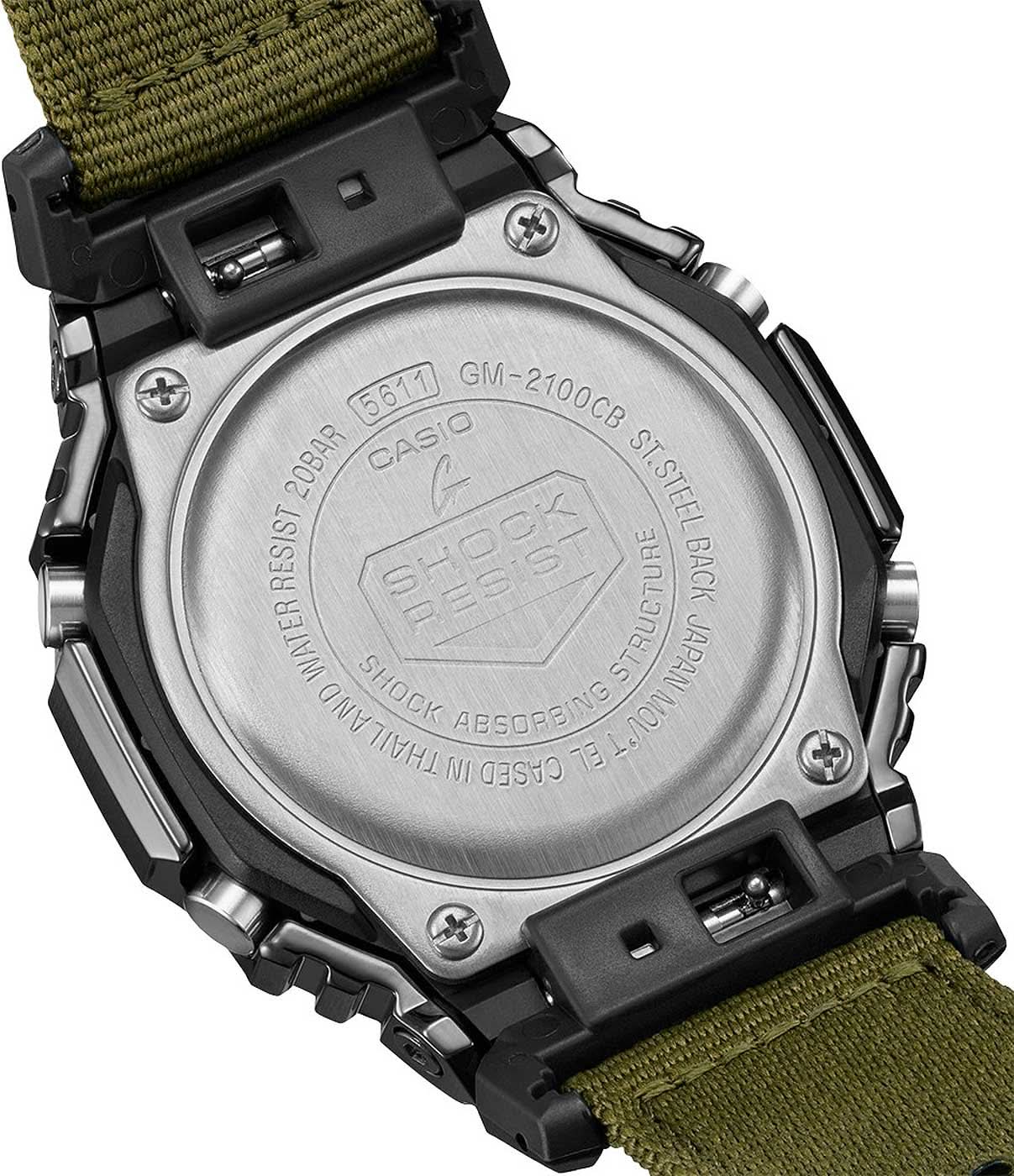 Casio G-Shock urtillverkad i metall med gravyr och svarta boettkomponenter, med ett grönt band.