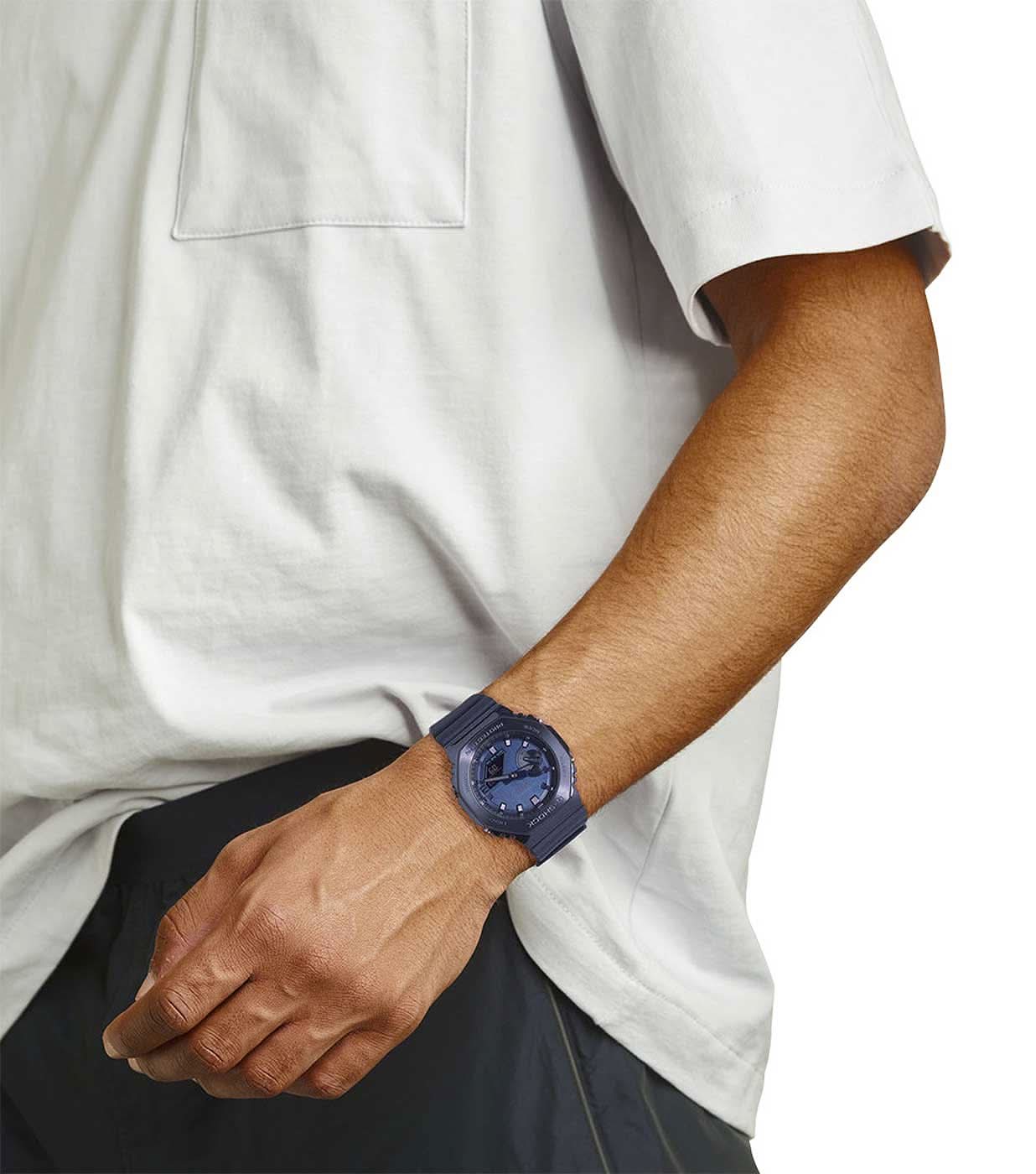G-Shock herrklocka på handleden med blått gummiarmband och boett