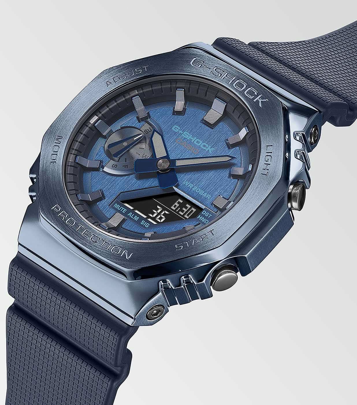 G-Shock herrklocka sedd snett framifrån: blå urtavla med digitala displayer