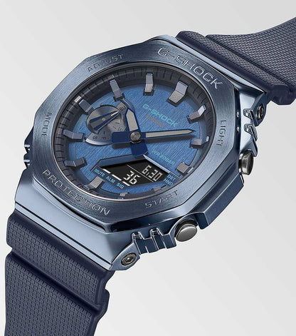 G-Shock herrklocka sedd snett framifrån: blå urtavla med digitala displayer