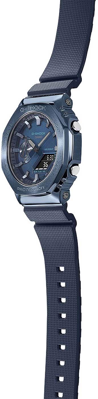 G-Shock herrklocka sedd från sidan med blått gummiband och rund urtavla