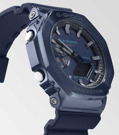 G-Shock herrklocka från sidan: krona och knappar på det blå skyddshöljet