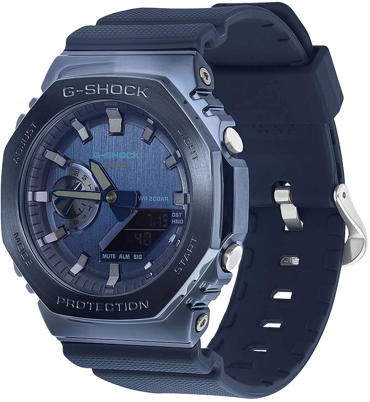 G-Shock herrklocka, sedd snett framifrån: blå urtavla och robust skyddshölje