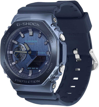 G-Shock herrklocka, sedd snett framifrån: blå urtavla och robust skyddshölje