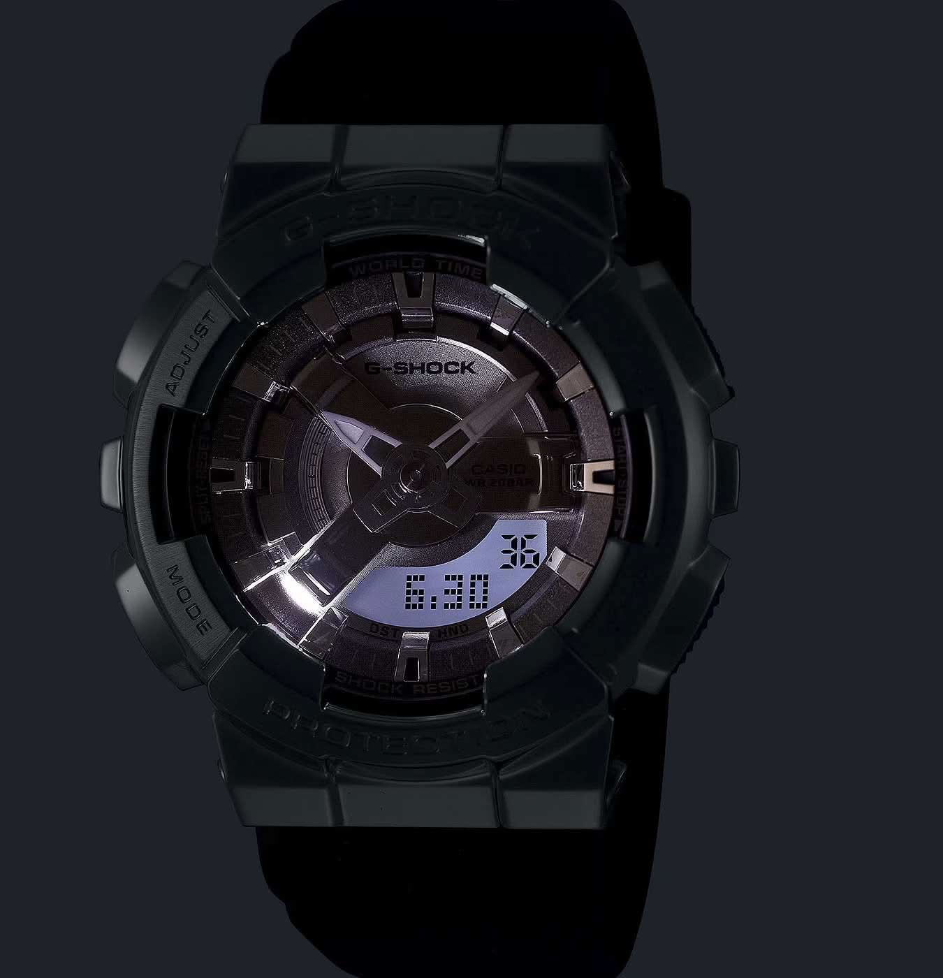Svart G-Shock armbandsur med digital display och mörkt gummiarmband