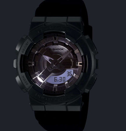 Svart G-Shock armbandsur med digital display och mörkt gummiarmband