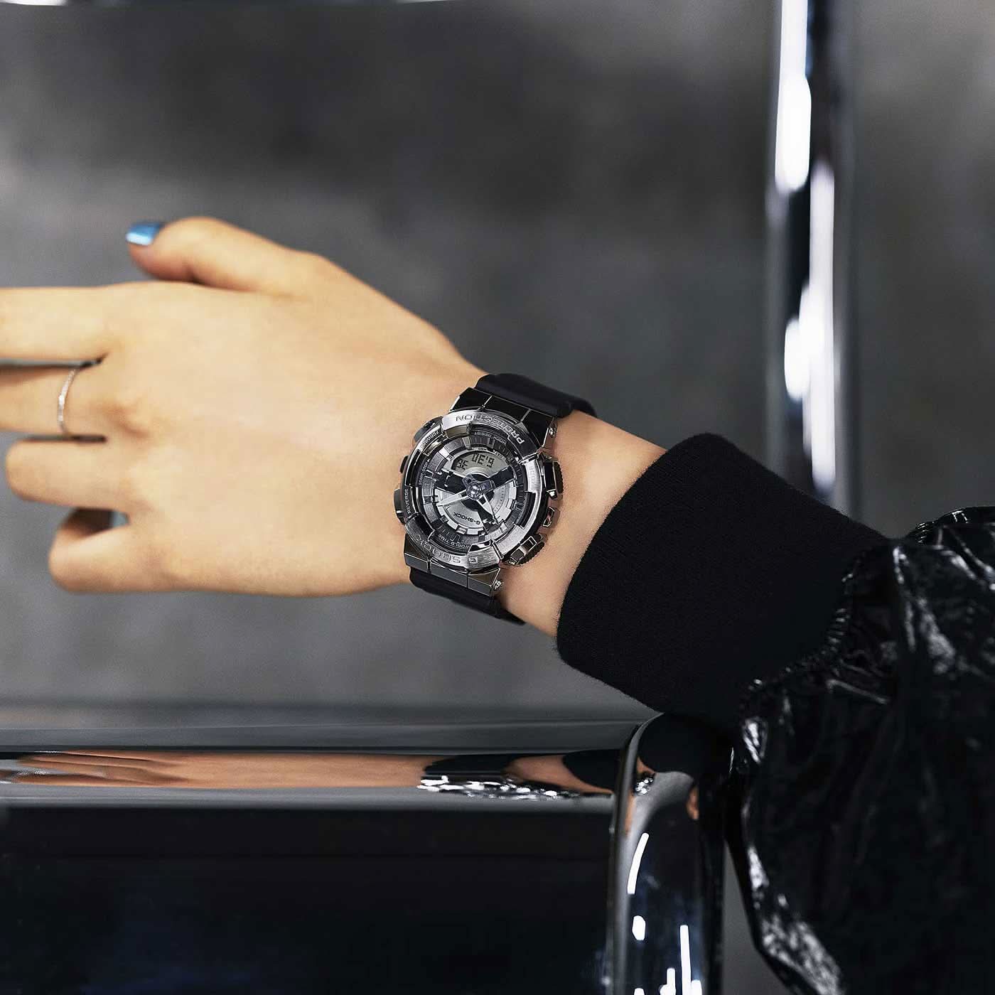 G-Shock-armbandsur på handleden: svart gummiarmband och silverfärgat metallhölje