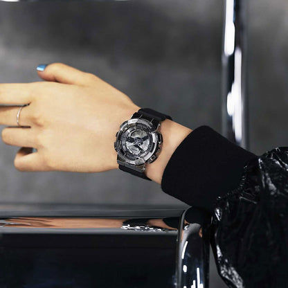 G-Shock-armbandsur på handleden: svart gummiarmband och silverfärgat metallhölje