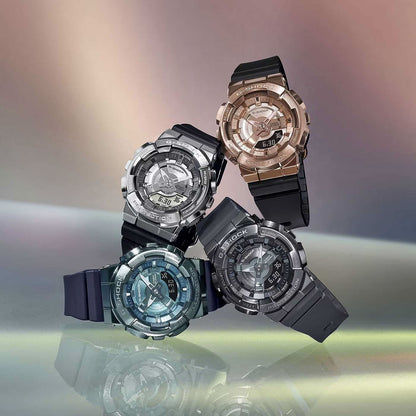 Flera G-Shock-klockor sida vid sida: silver, svart, blågrön och beige, med gummiarmband