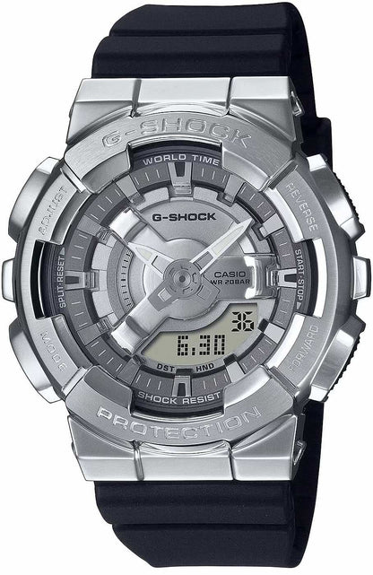Casio G-Shock armbandsur med silverfärgat hölje och mörkt gummiarmband, digital display