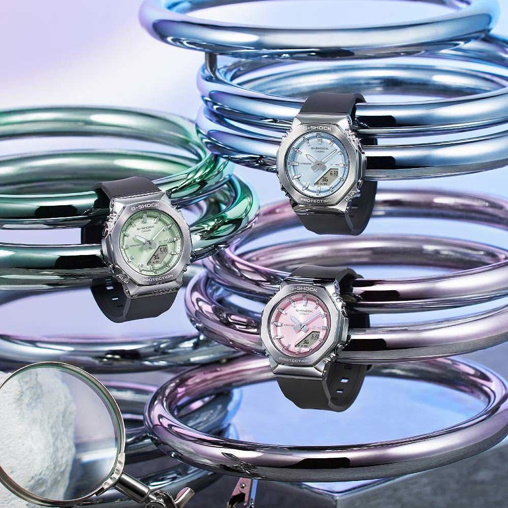 Flera damklockor med boetter i silver, ljusa urtavlor och mörka armband