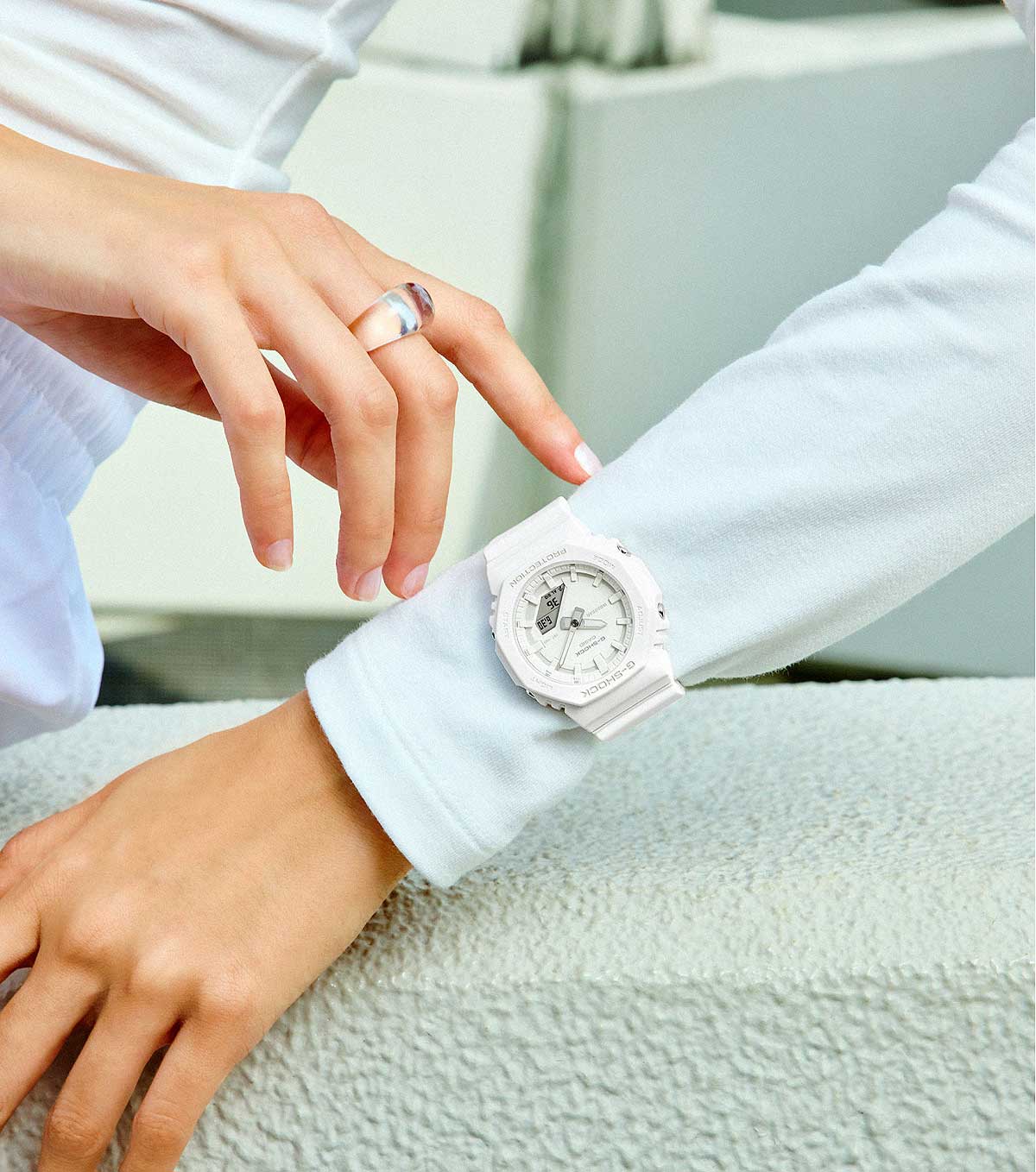 "G-Shock damklocka på handleden med vitt gummiarmband"