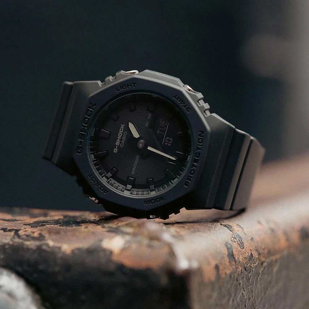 Svart G-Shock damklocka med rund urtavla och armband i gummi.