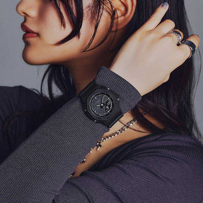 Svart G-Shock damklocka på handleden, rund urtavla, gummiarmband.