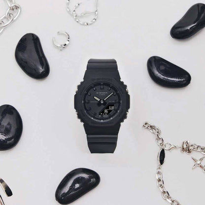 Svart G-Shock damklocka på ljus bakgrund, rund urtavla, gummiarmband.