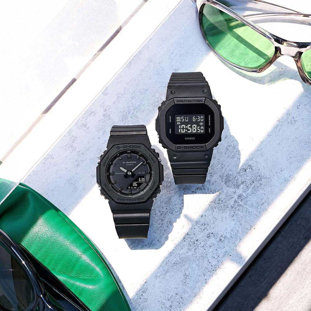 "Två svarta G-Shock-klockor med digital display och gummiarmband."