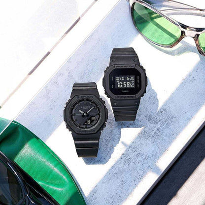 "Två svarta G-Shock-klockor med digital display och gummiarmband."