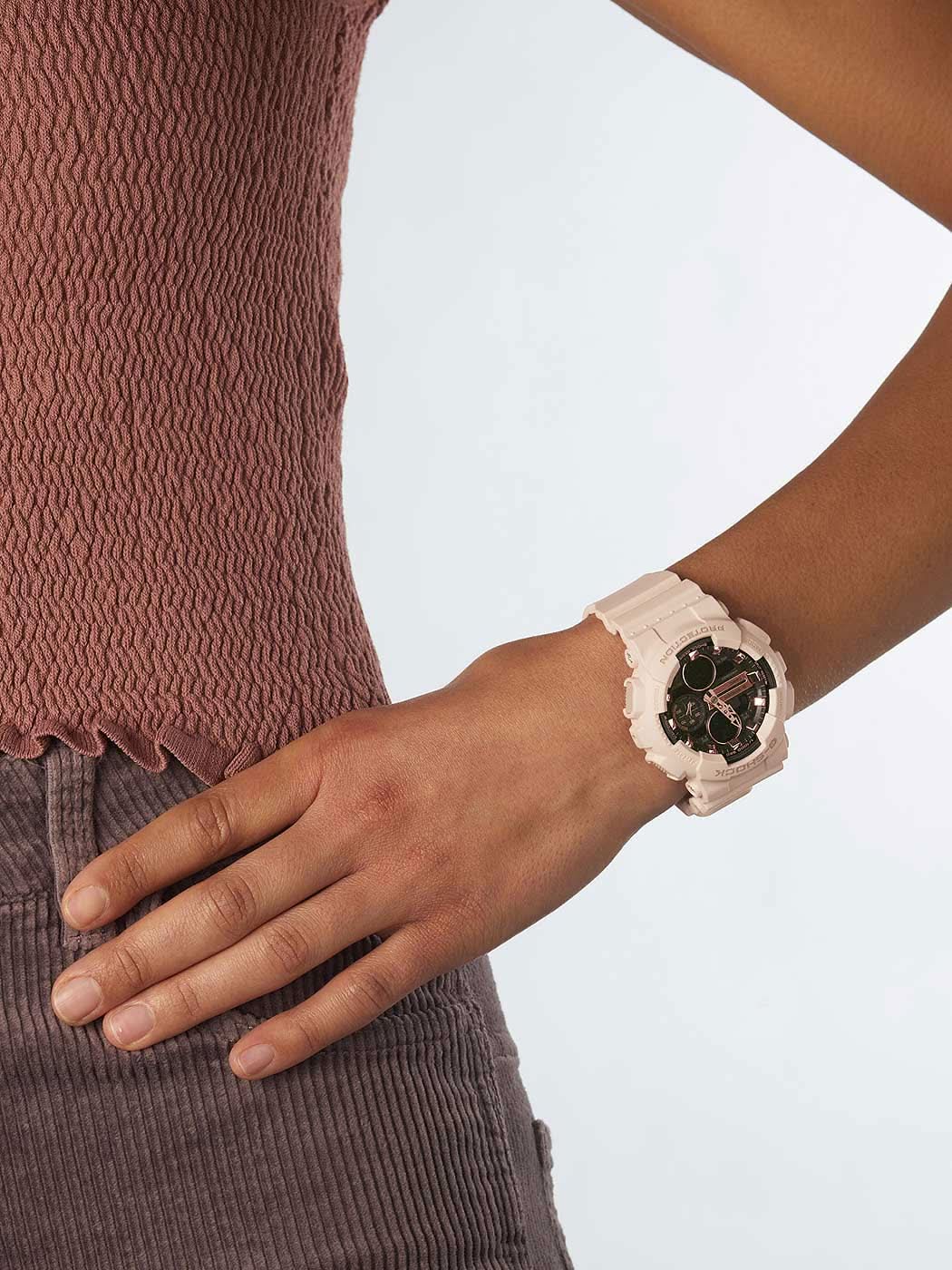 "Damklocka på handleden med beige armband och svart urtavla"
