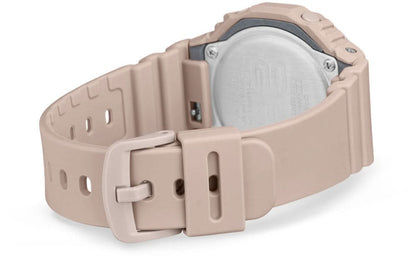 Baksida av damklocka med beige gummiband och spänne