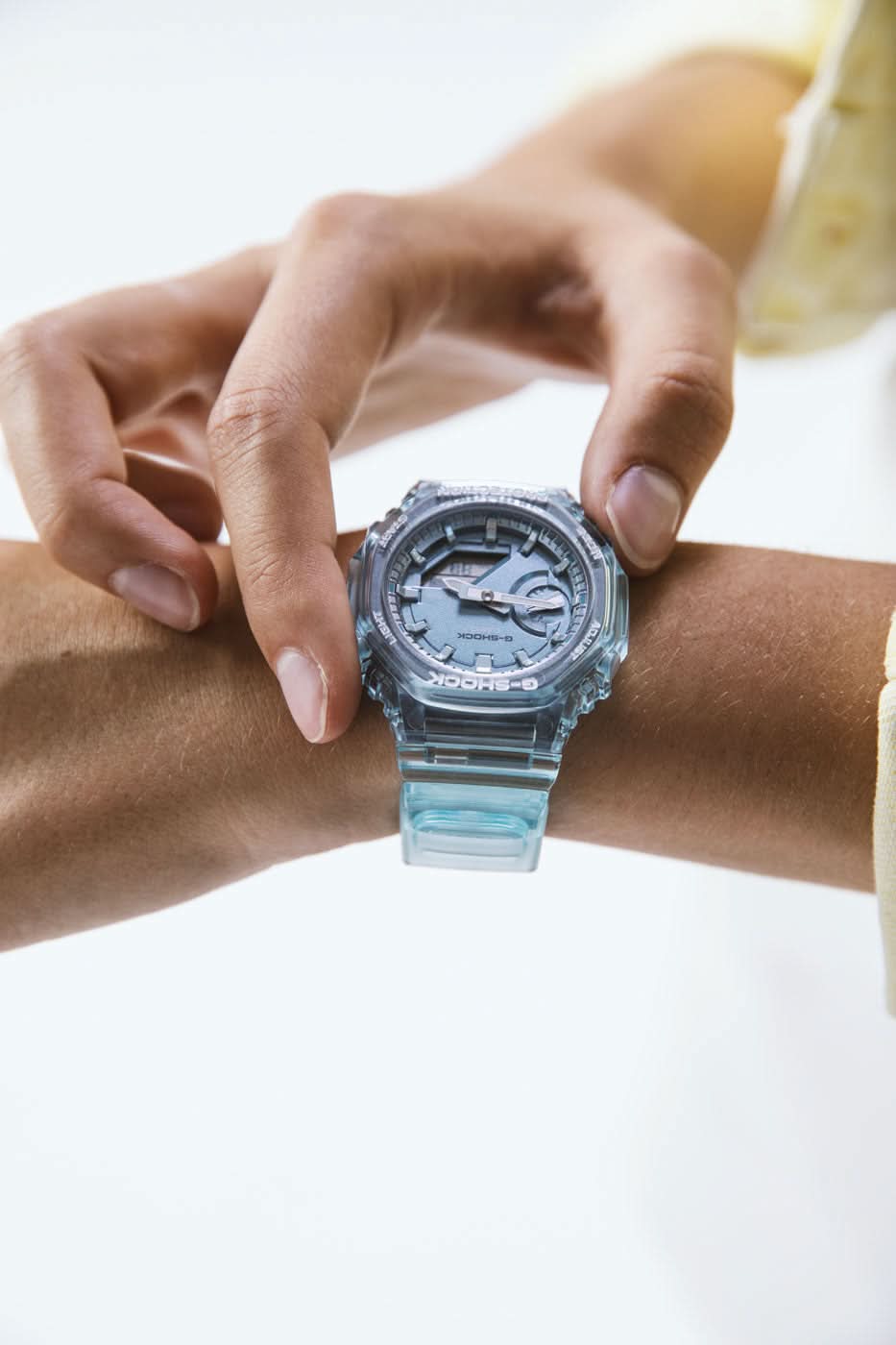 "Damenuhr am Handgelenk, transparentes türkisfarbenes Armband und graues Gehäuse"