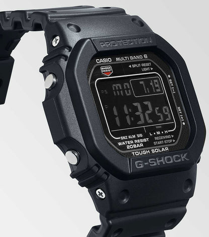 Närbild på digital display: Herrklocka med texten "TOUGH SOLAR" på displayen och G-SHOCK