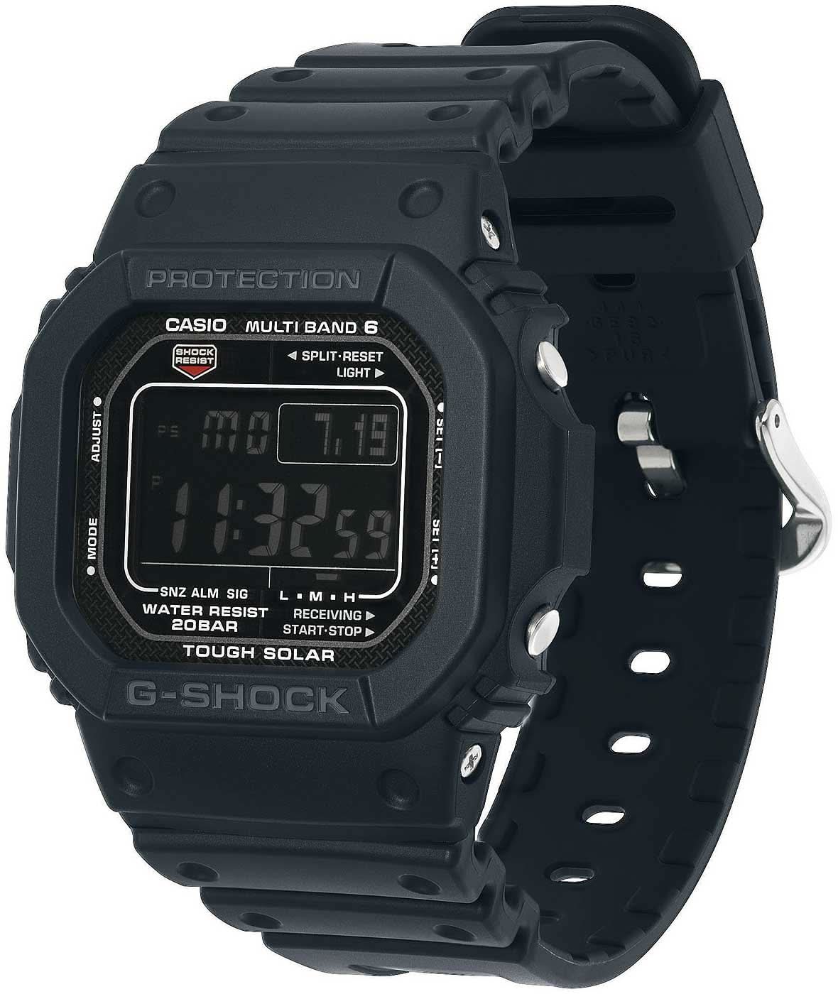 Digital herrklocka med svart armband och display i robust skyddshölje
