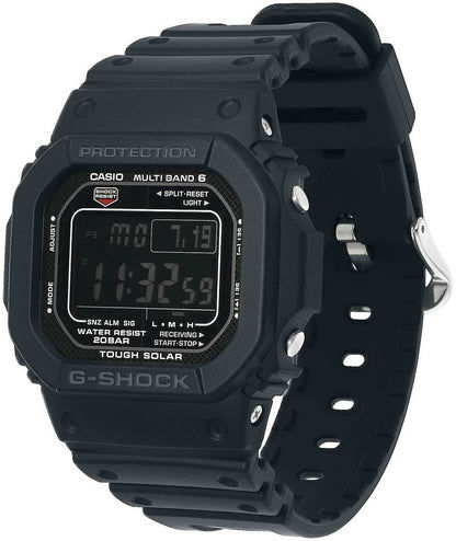 Digital herrklocka med svart armband och display i robust skyddshölje