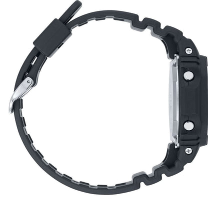Herrklocka med svart armband, metallspänne och länkstruktur