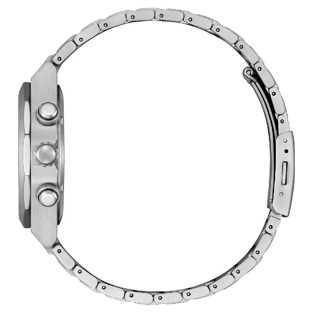 Herrklocka med silverfärgat metallarmband och runt boett, sedd från sidan