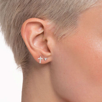 Örhängen med kors i sterlingsilver och zirkoniastenar på örat