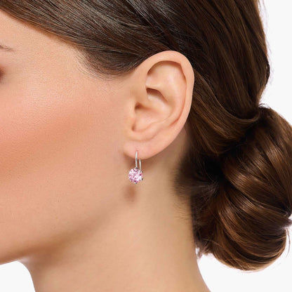 Örhängen med liten rosa sten, silverinfattning, hängande från örat